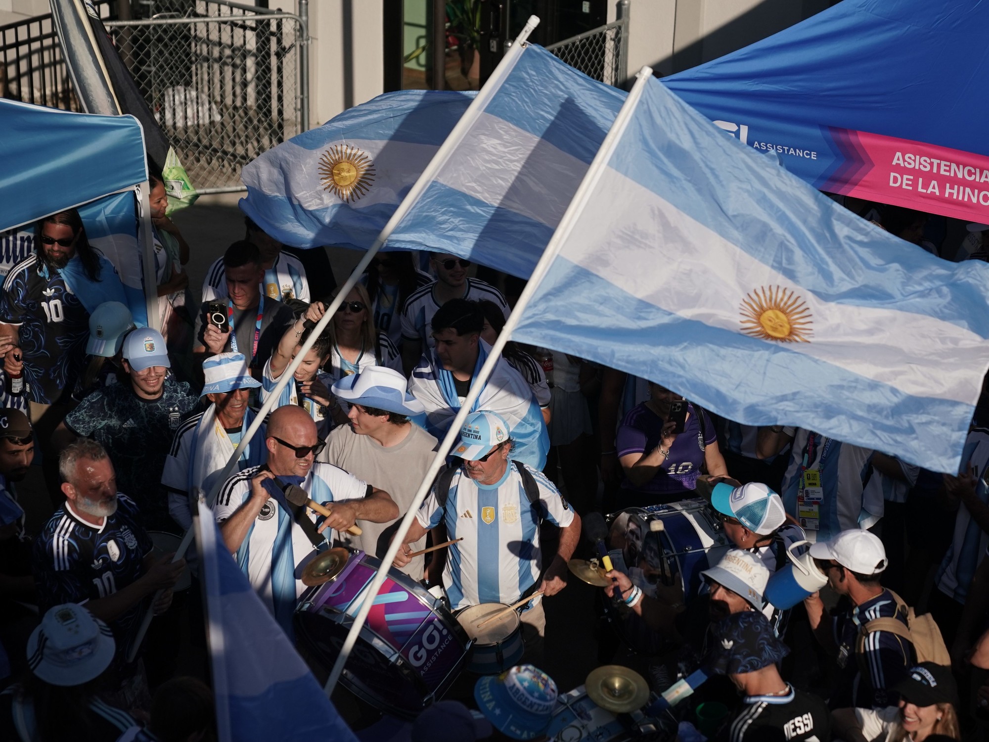 Kansas descubrió la pasión argentina con banderas, bombos y la presencia de Maradona