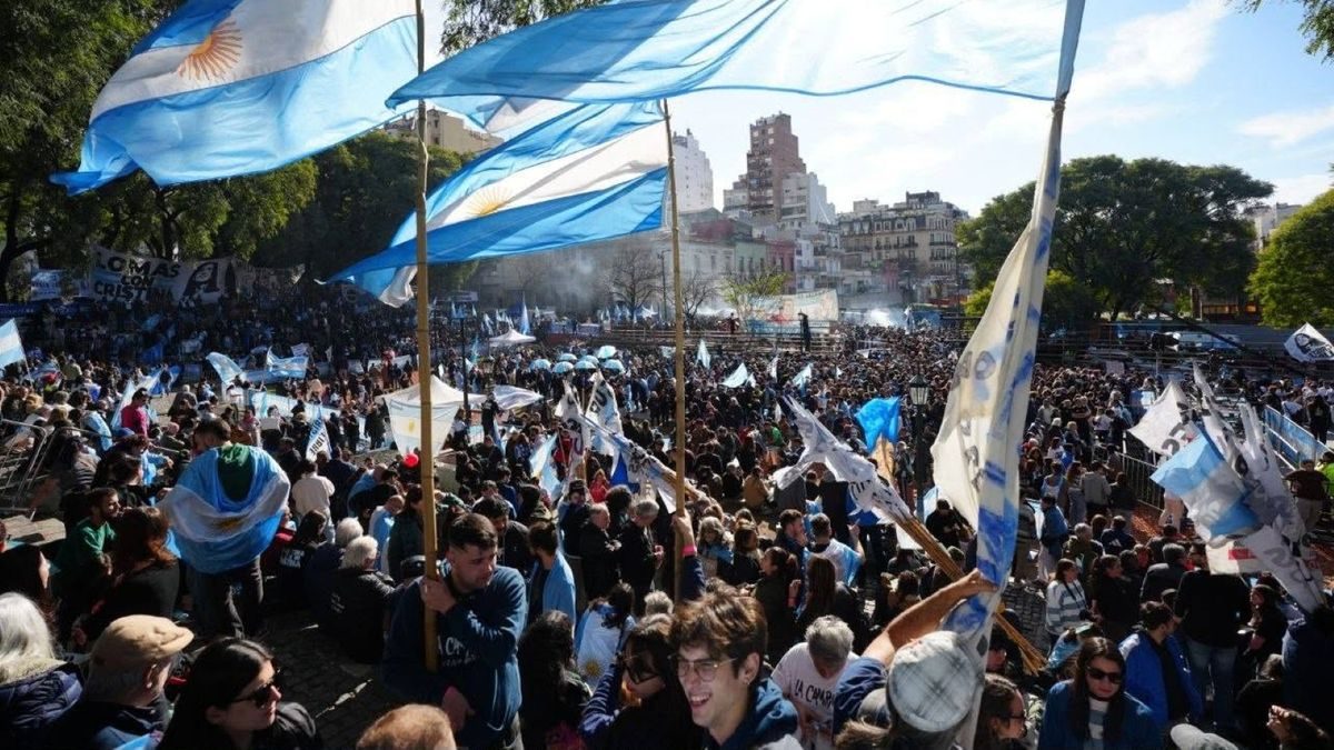 Máximo Kirchner desafía a Kicillof en masivo acto por Cristina