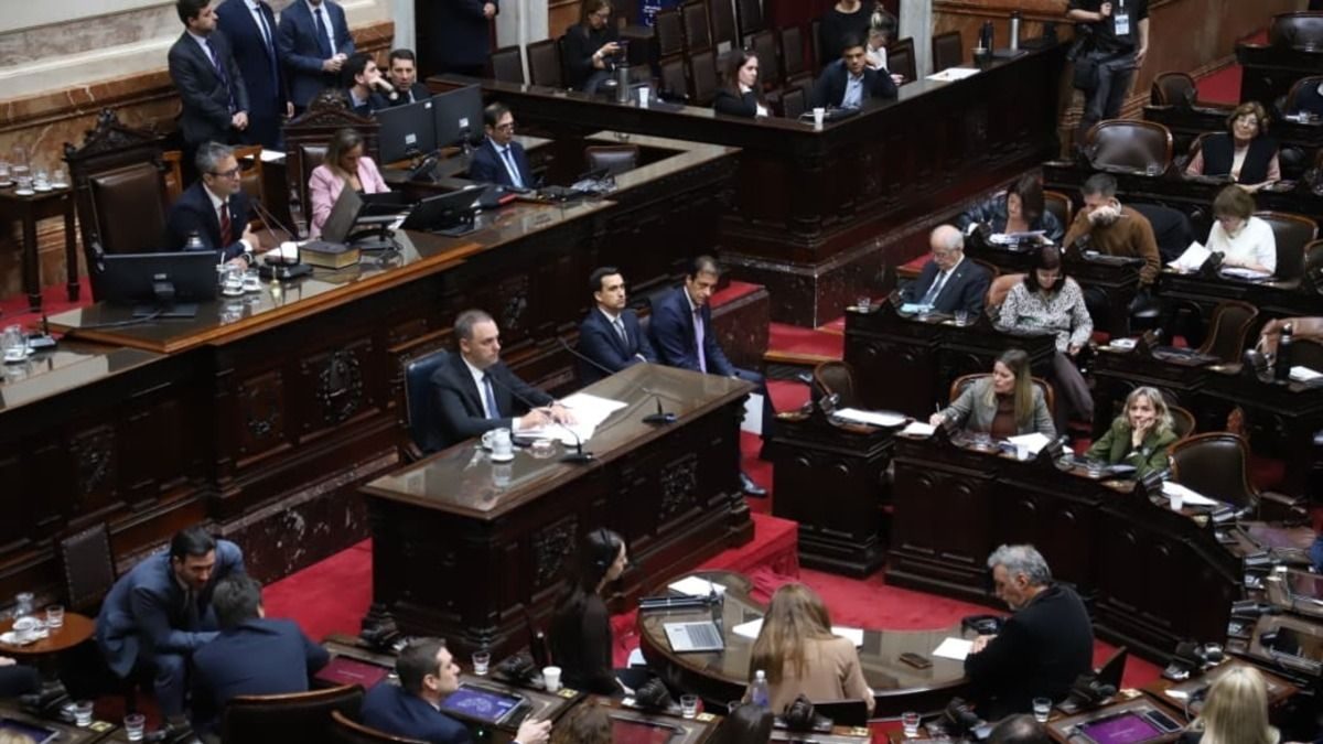 Menem juega al aplazamiento: cómo el oficialismo busca frenar la interpelación a Adorni