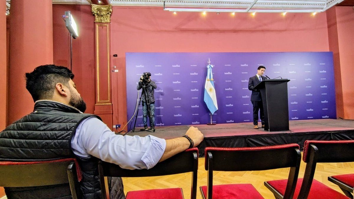Ravier debuta como vocero: un intento por cerrar la era Adorni
