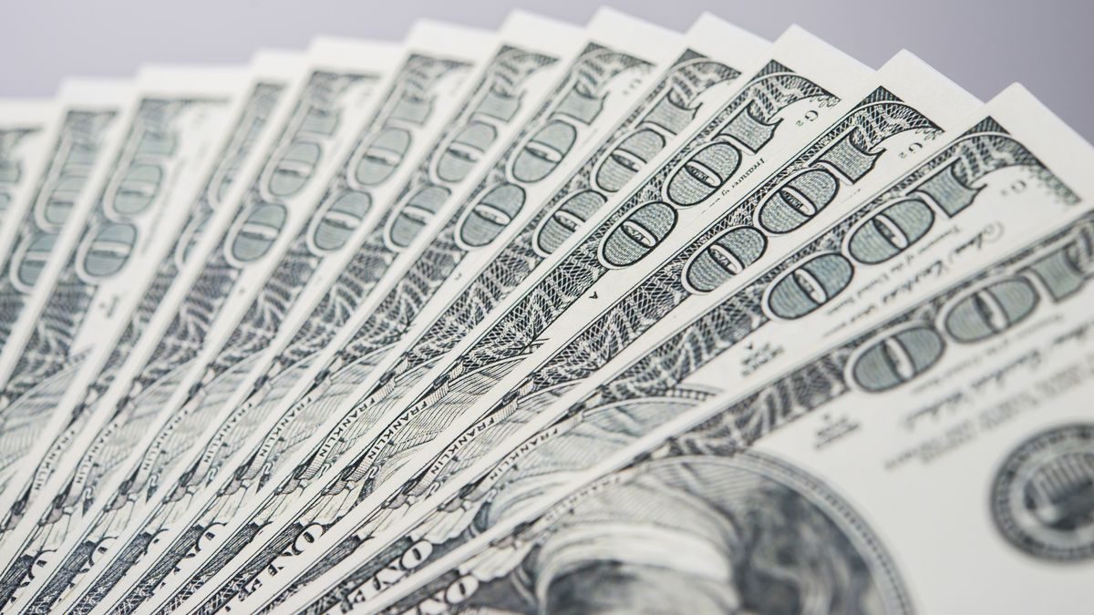 El dólar oficial despega: acumula su mayor alza mensual en casi un año