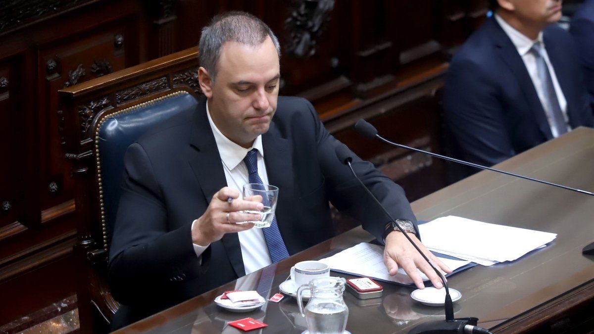 La Justicia le cierra las fronteras: Adorni no podrá salir del país sin permiso