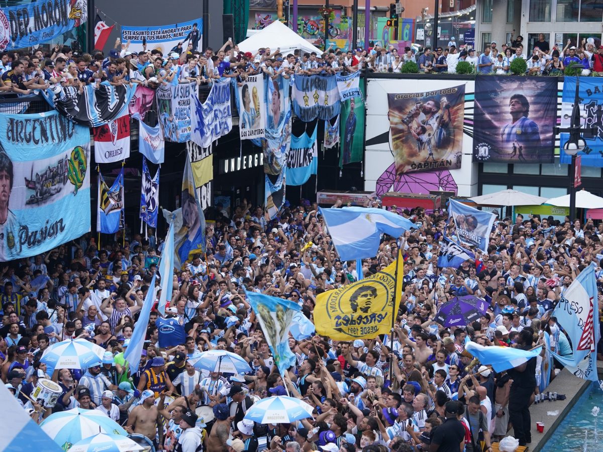 Enfrentamiento entre barras en el banderazo de Atlanta previo a Argentina-Inglaterra