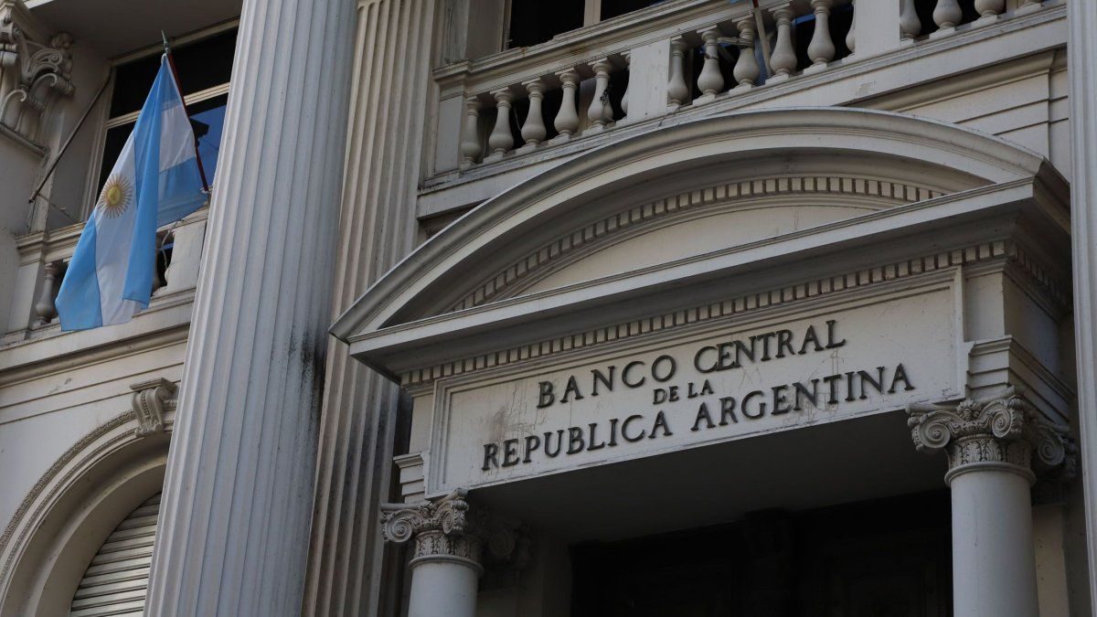 Milei recurre al BCRA para tapar agujeros presupuestarios pese a criticar esa práctica