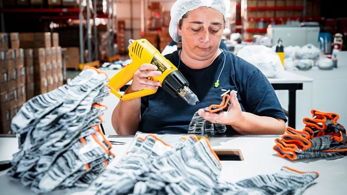 La brecha que duele: trabajar hasta 5 meses para comprar un iPhone en Formosa