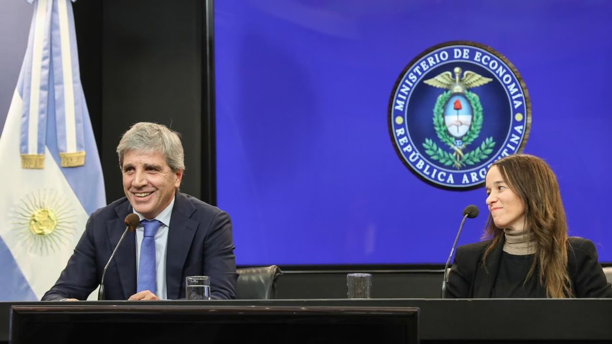 Caputo promete certidumbre para blanquear dólares, pero el Congreso es el gran interrogante