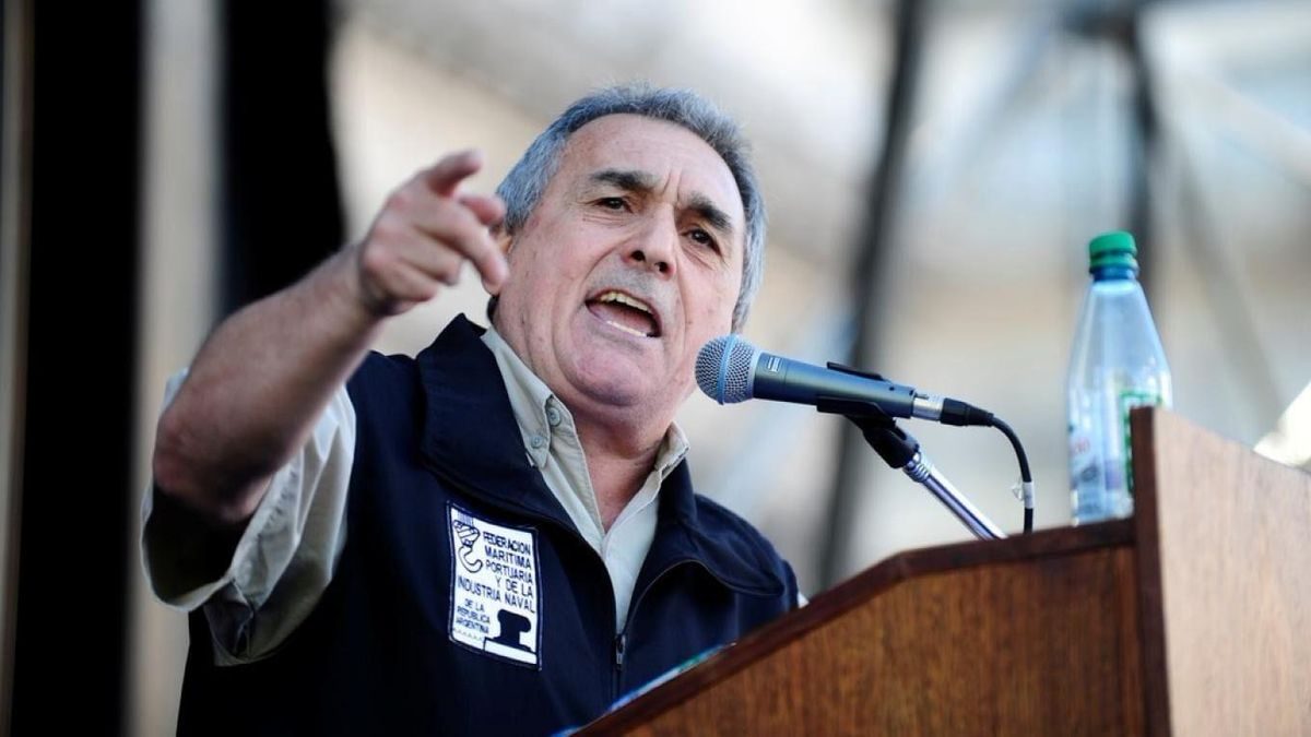 Un dirigente sindical le respondió con dureza a Pérez-Reverte por sus críticas a la Selección