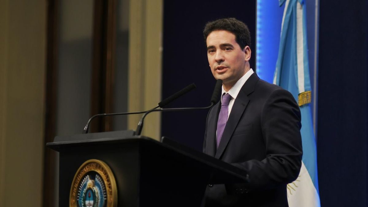 Ravier abre la puerta a un dólar de $1.800 pero promete estabilidad