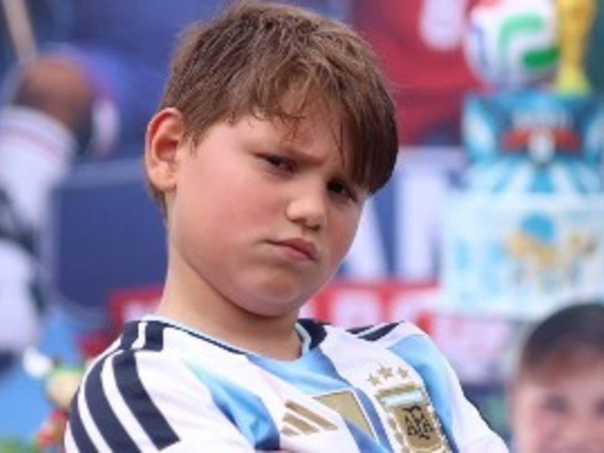 Santino festejó sus 8 años con la celeste y blanca: el hijo del Dibu sigue los pasos de papá