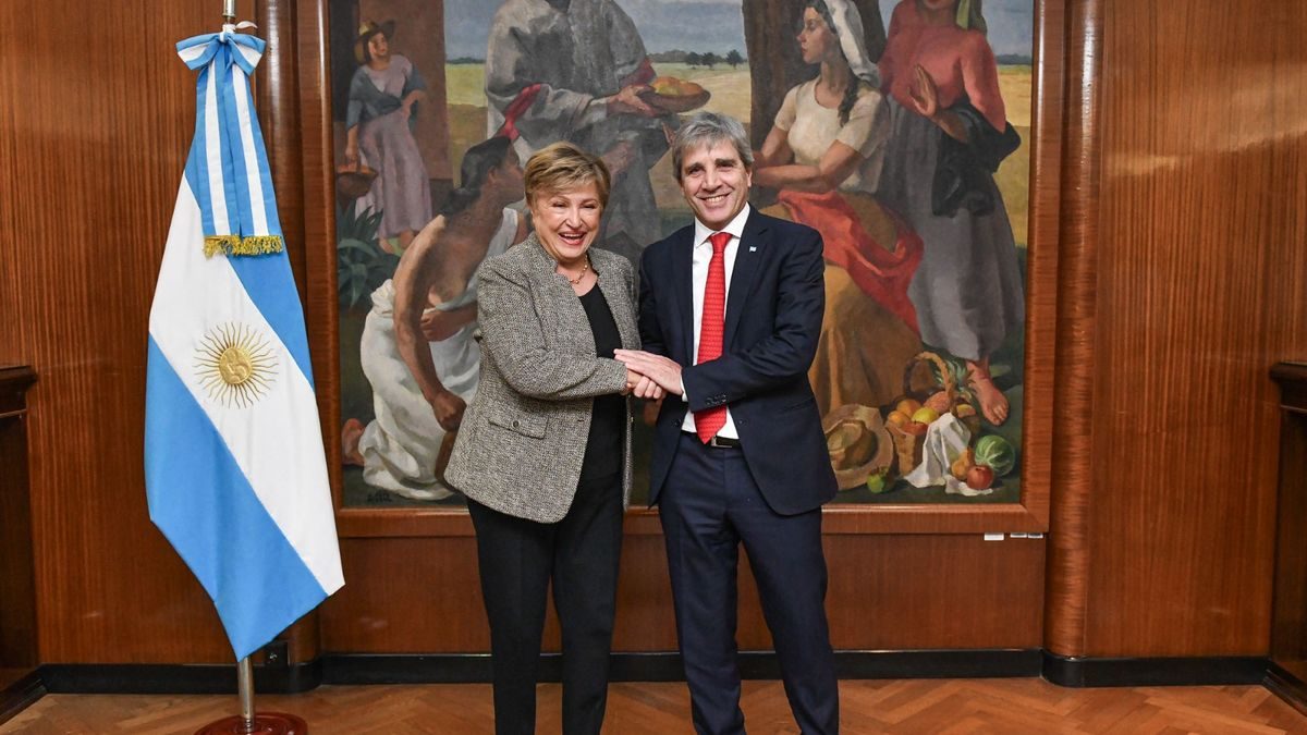 Caputo destacó el reconocimiento del FMI por los avances económicos de Argentina