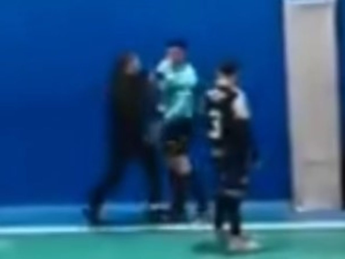 Escándalo en futsal: expulsan a ayudante de campo por golpear al árbitro