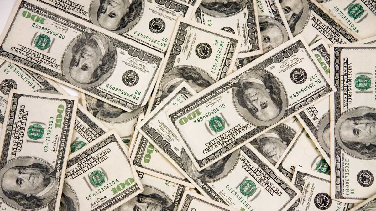El dólar mayorista cruza los $1.490 y enciende alerta en el Gobierno