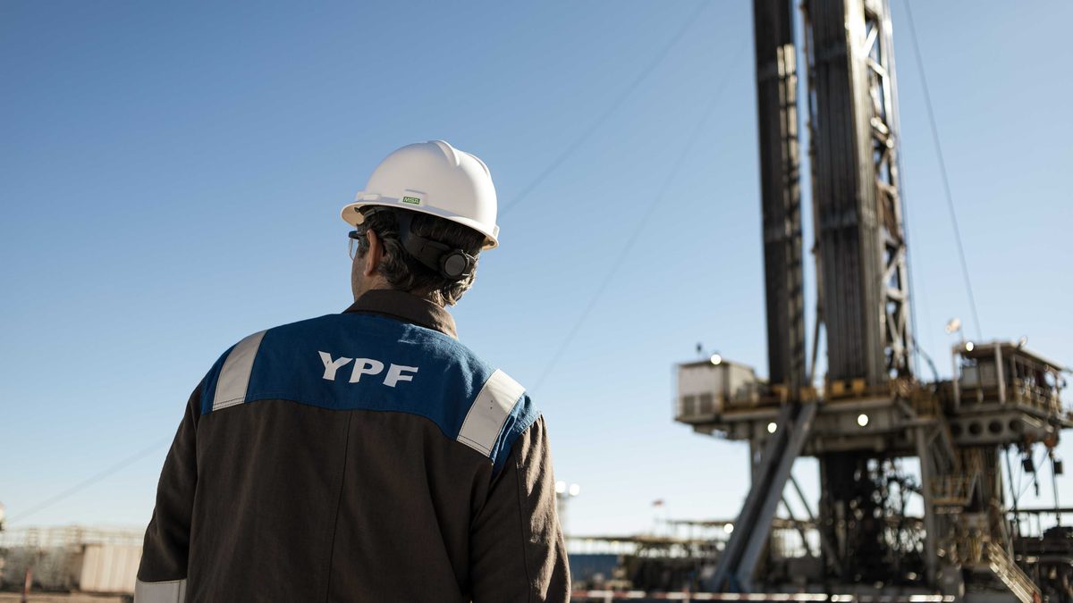 YPF se despide de Metrogas y apuesta todo a Vaca Muerta