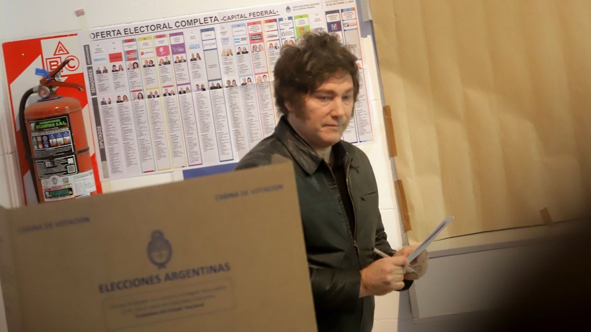 Milei resiste el desgaste: encuestas muestran rechazo pero oficialismo lidera fragmentado