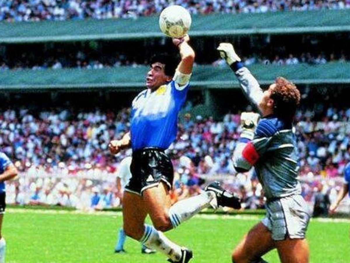 La pelota de la Mano de Dios de Maradona se vendió por más de 3 millones de dólares