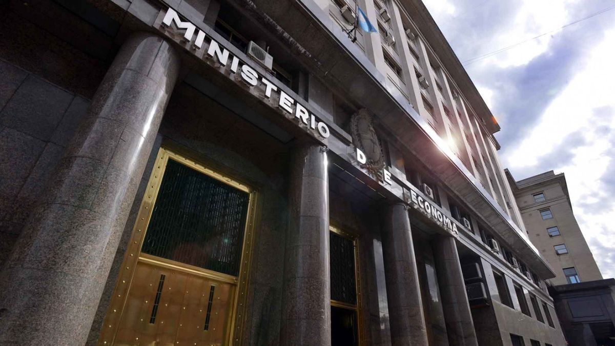 Milei intensifica el ajuste: el gasto público cayó 8% en agosto y las provincias sufren el recorte