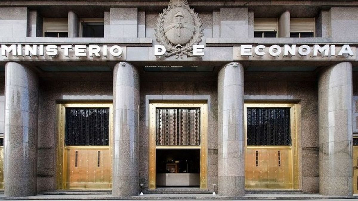 Caputo consolida el equilibrio fiscal y apunta a cerrar el año con superávit