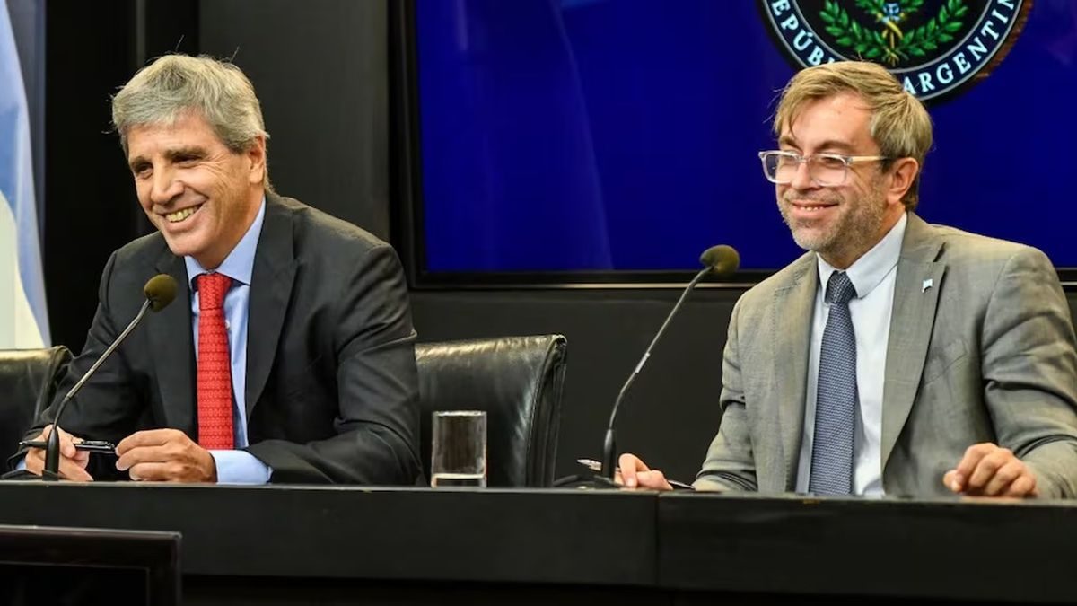 El Gobierno descarta turbulencias cambiarias y niega atraso del dólar para 2027