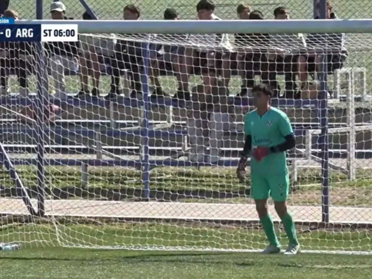 Un arquero de Vélez marcó un gol de arco a arco en la Séptima División