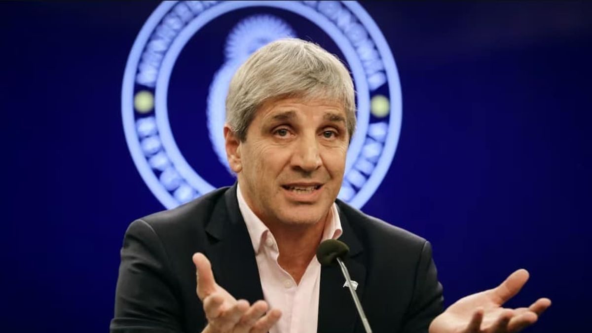 Caputo se guarda $5.000 millones en el presupuesto 2027 sin destino definido