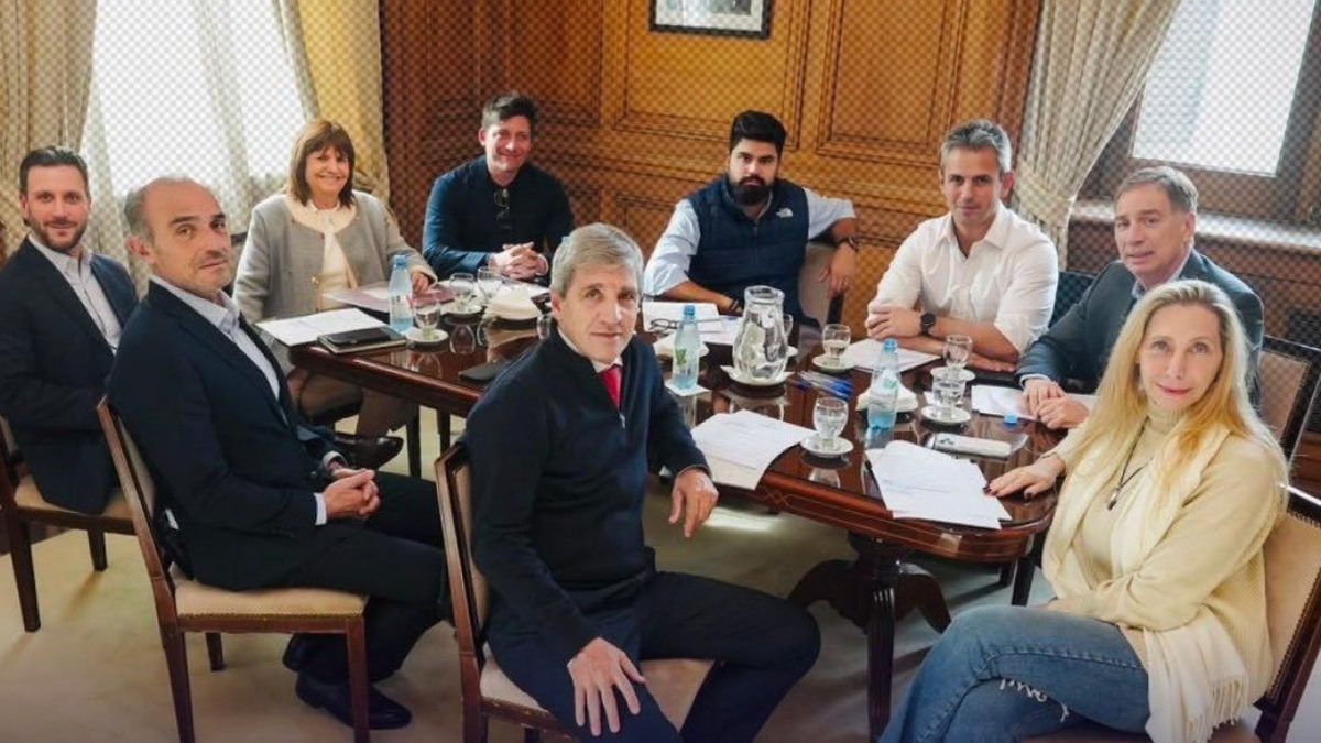 La mesa política del Gobierno se reúne con tensiones a flor de piel