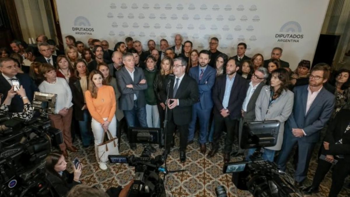 La oposición prepara su ofensiva parlamentaria en octubre mientras negocia con aliados provinciales
