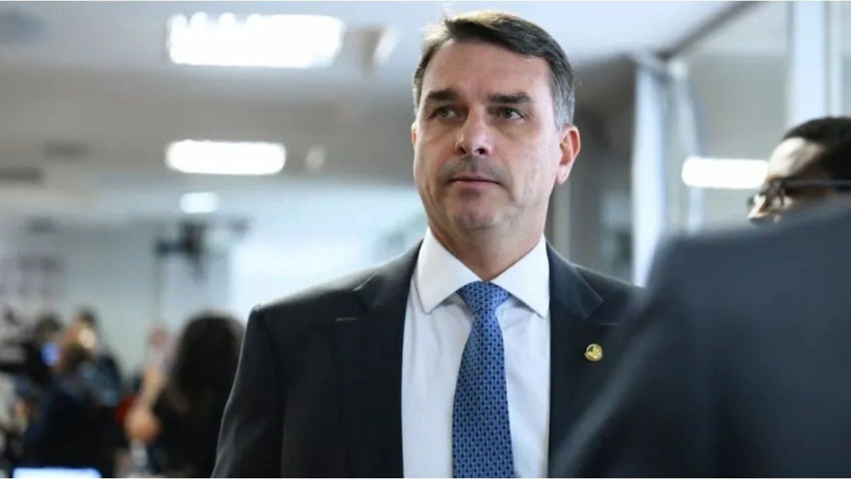 Brasil sorprende: Flávio Bolsonaro gana la primera vuelta pero enfrenta ballotage incierto