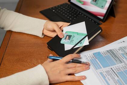 Trabajar con documentos falsos en Estados Unidos puede derivar en deportación y cargos penales