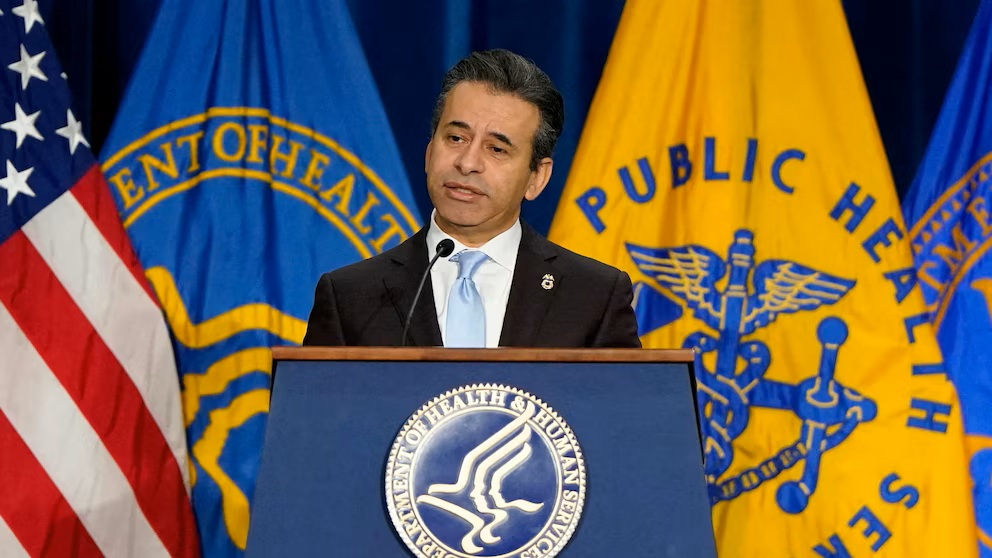 Trump removió al jefe de la FDA en medio de tensiones por políticas sanitarias y regulación de vapeadores