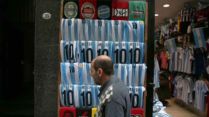 Por qué la ropa cuesta tanto en Argentina y crece la compra de prendas en el exterior