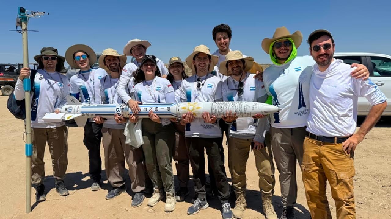 Estudiantes argentinos desarrollaron un cohete supersónico y competirán en Estados Unidos para romper la barrera del sonido