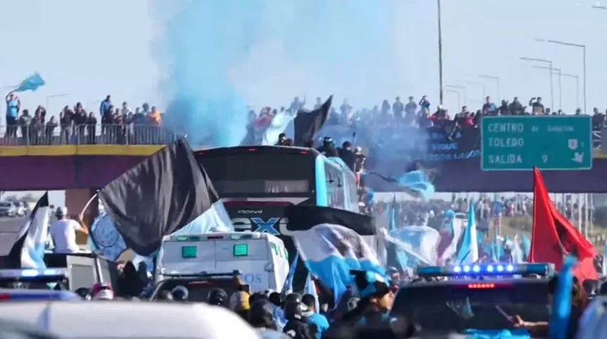 Multitudinaria caravana en Córdoba para celebrar el título histórico de Belgrano