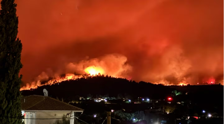 Grecia ordenó evacuar la histórica ciudad de Maratón por el avance de los incendios forestales