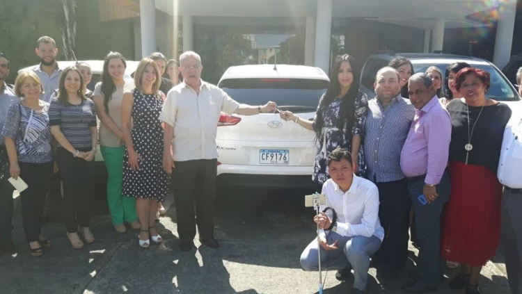 Historia viral: un hombre trabajó en una empresa 40 años y su jefe le regaló 4 autos 0 KM