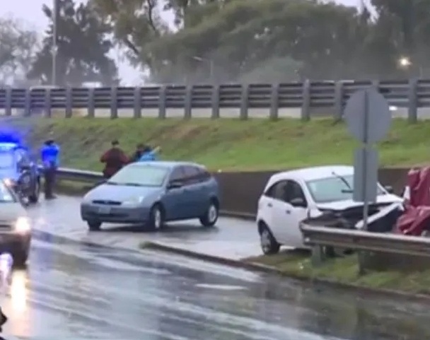 Choque fatal en la avenida General Paz: un hombre se descompuso al volante y embistió el guardrail