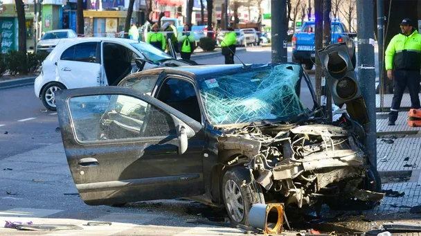 Tragedia en La Plata: un conductor cruzó un semáforo en rojo y mató a una mujer de 41 años