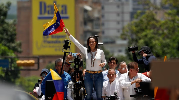 A un mes de las elecciones en Venezuela, la oposición salió a la calle en una masiva marcha contra el chavismo