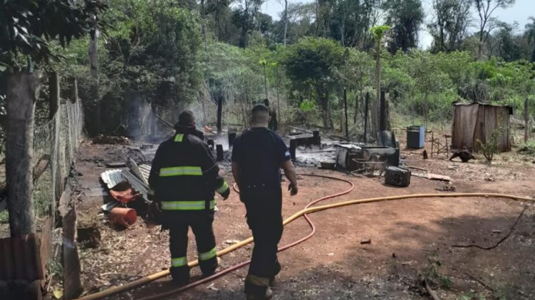 Murieron un bebé y un nene de tres años por el incendio de una casa mientras la madre lavaba ropa en un arroyo