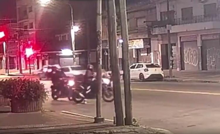 Un hombre se resistió a que cinco delincuentes le roben la moto y fue baleado en medio de la calle