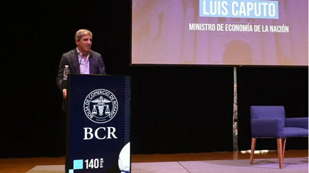 Luis Caputo pidió a empresarios que saquen «sus dólares del colchón» porque «no va a haber crisis»