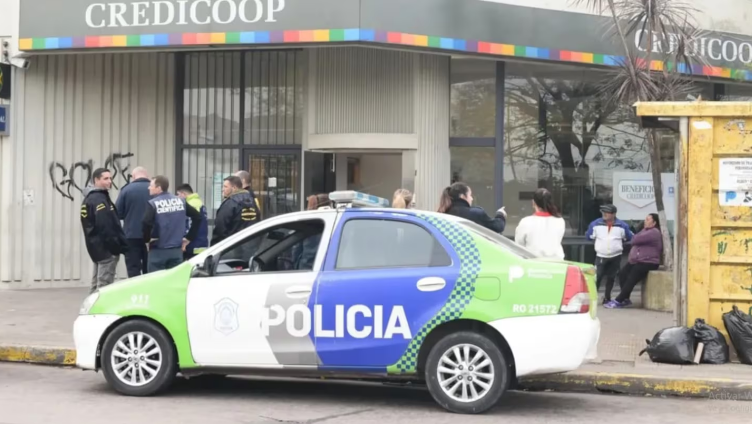 Millonario robo a un banco: los delincuentes rompieron un vidrio y se escaparon con bolsas llenas de dinero