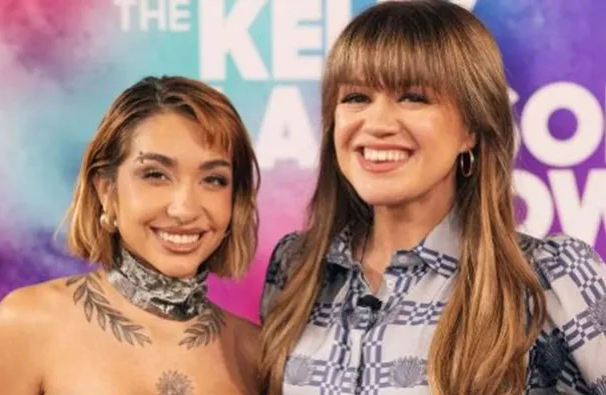 María Becerra sorprendió con su inglés fluido en el programa The Kelly Clarkson Show