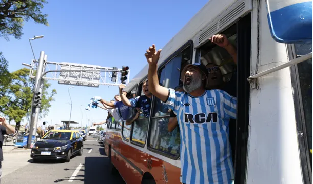 Racing partió hacia a Paraguay para la final de la Copa Sudamericana con el tremendo banderazo de los hinchas