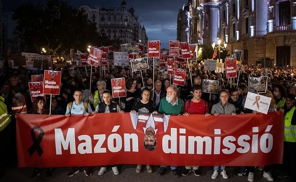 Escándalo en Valencia: miles de personas reclamaron la dimisión del presidente de la comunidad