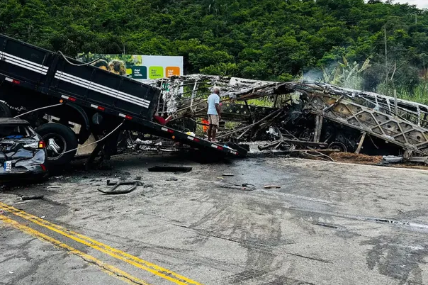 Tragedia en Brasil: los videos más estremecedores del accidente vial que dejó 38 muertos