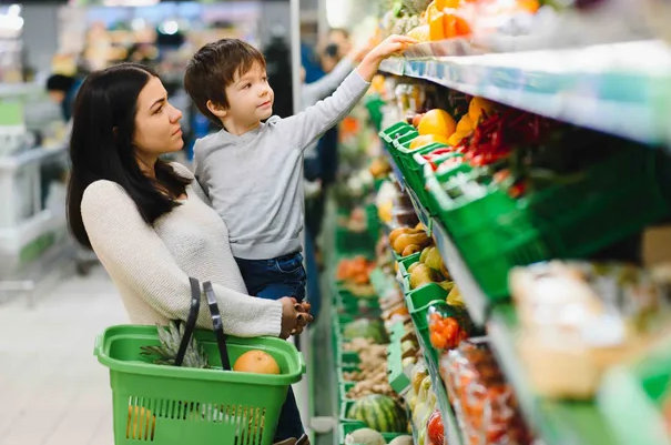 Inflación: cuánto dinero necesitó una familia tipo en noviembre para superar el umbral de pobreza