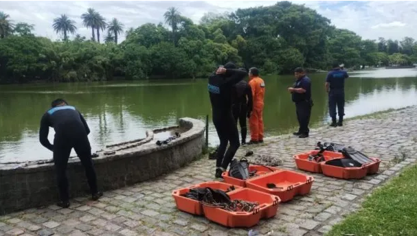 Amplio operativo: buscan en los Lagos de Palermo a un hombre que se metió a nadar y desapareció