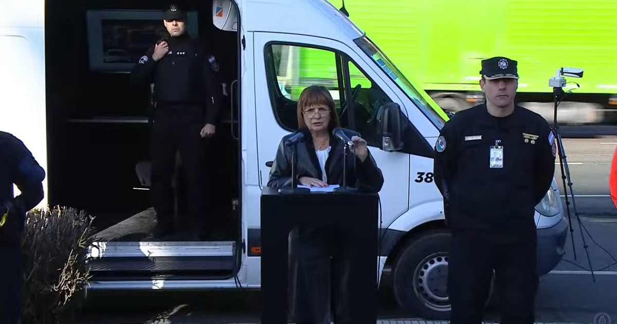 bullrich-lanzo-el-anillo-digital-de-seguridad,-defendio-el-patrullaje-oficial-en-redes-sociales-y-tildo-de-mafioso-al-2-de-chiqui-tapia-en-afa