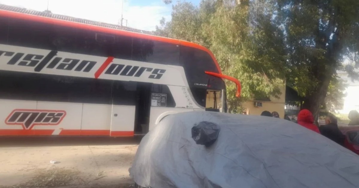 «¿de-quien-son-estos-usd-200.000?»:-el-sorpresivo-hallazgo-en-la-bodega-de-un-micro-por-el-que-demoraron-a-todos-sus-pasajeros