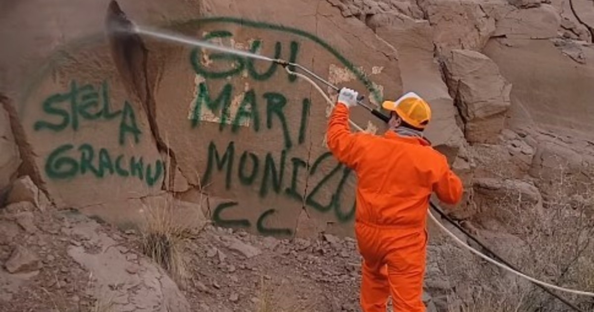 limpiaron-las-pintadas-que-realizaron-turistas-bonaerenses-en-una-roca-en-potrerillos